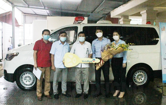 VietinBank khu công nghiệp Hải Dương trao tặng xe cứu thương cho Trung tâm Y tế Chí Linh